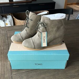 NWT! Toms Green Ankle Booties with Lace-Up Design